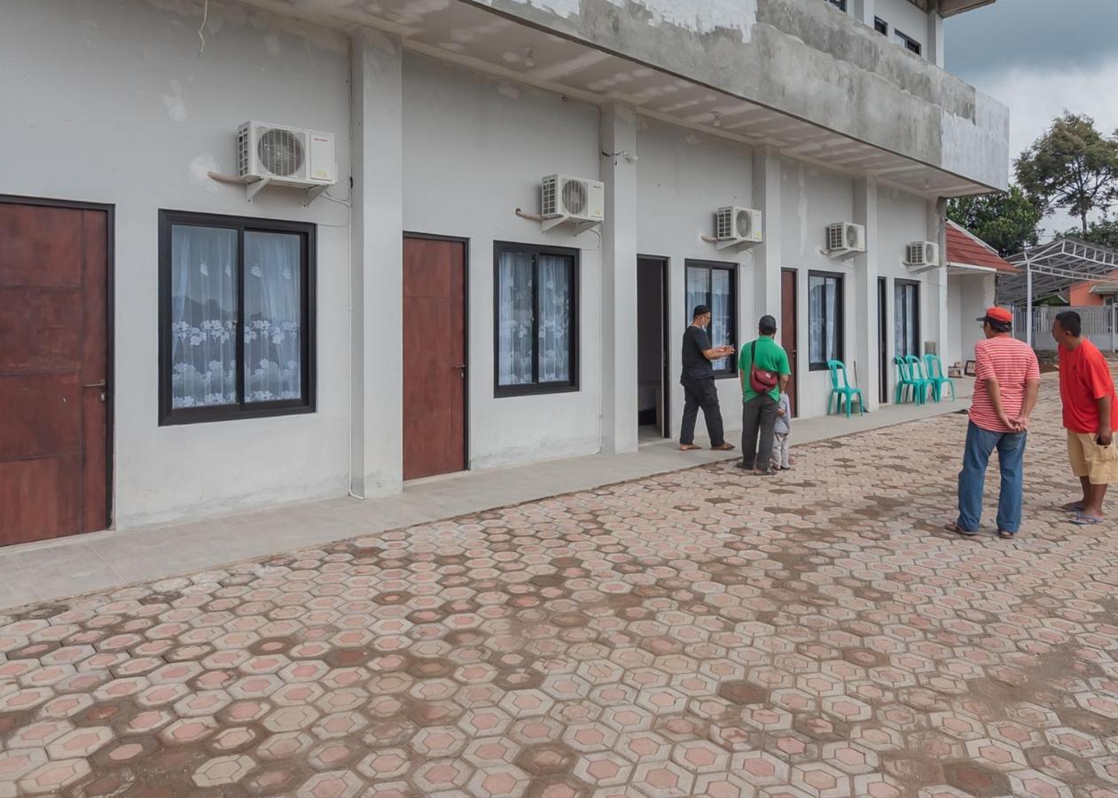 Hotel Reddoorz Syariah Near Wisata Situ Gunung Sukabumi à Kadudampit Extérieur photo